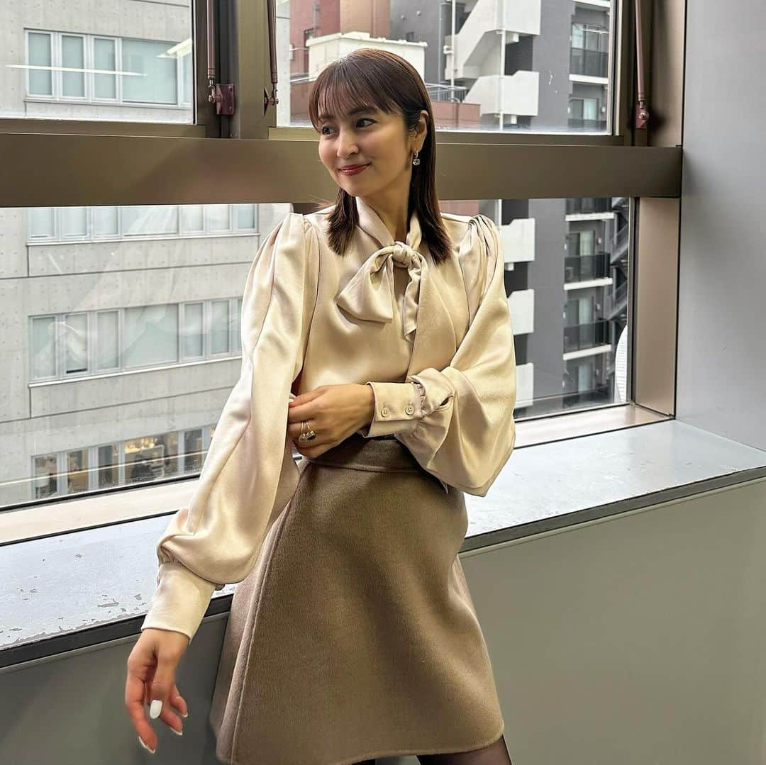 矢田亜希子さんのインスタグラム写真 - (矢田亜希子Instagram)「本日もラヴィット！ ありがとうございました‼︎ 本当楽しい2時間でしたw 卓球も楽しかった！チームプレイ！ #ラヴィット#水曜日#tbs#卓球#美味しい鰻#目玉焼きゲーム ブラウス&スカート @tarajarmon_jp ジュエリー @pomellato #ポメラート」11月15日 22時59分 - akiko_yada