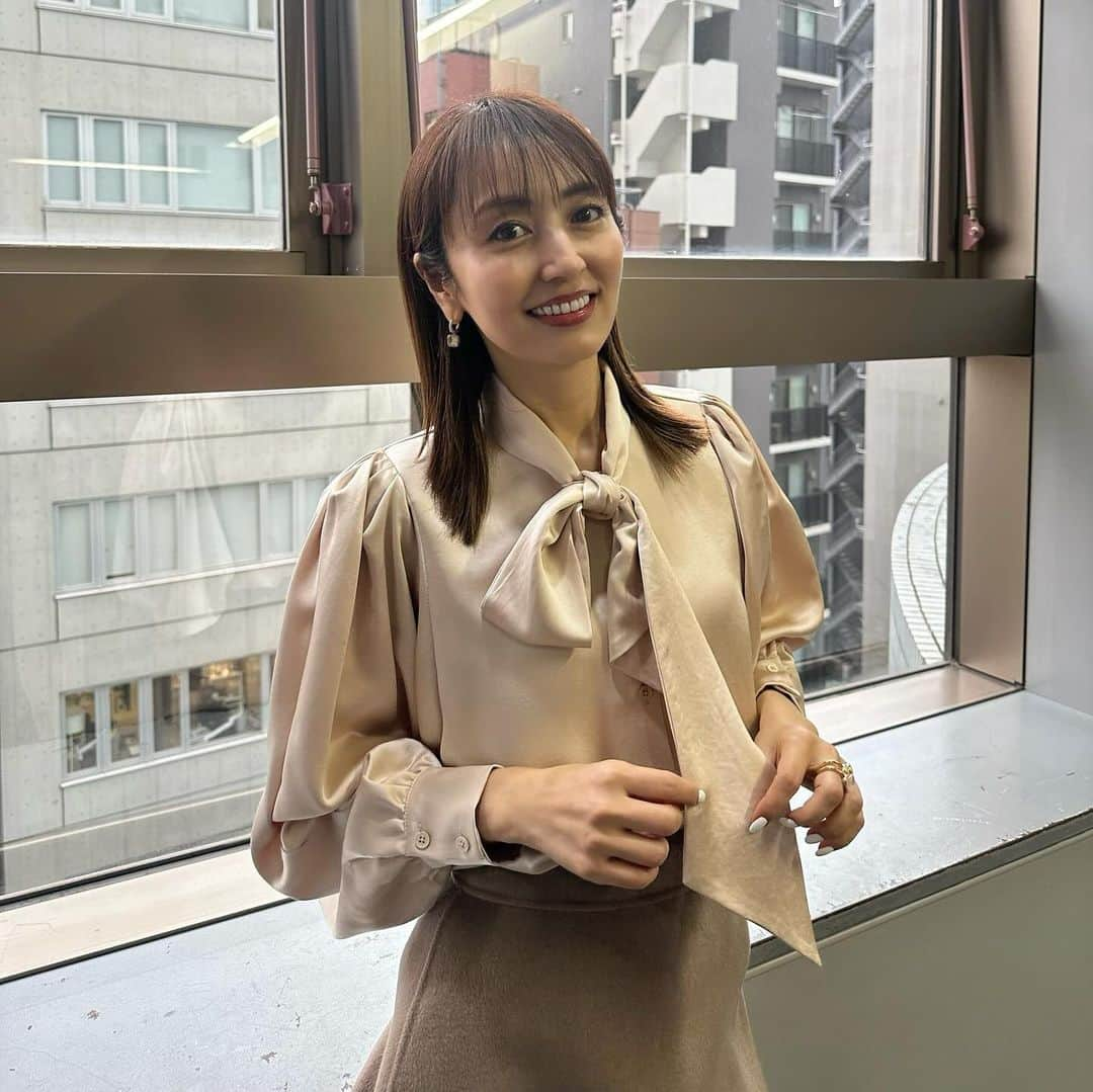 矢田亜希子さんのインスタグラム写真 - (矢田亜希子Instagram)「本日もラヴィット！ ありがとうございました‼︎ 本当楽しい2時間でしたw 卓球も楽しかった！チームプレイ！ #ラヴィット#水曜日#tbs#卓球#美味しい鰻#目玉焼きゲーム ブラウス&スカート @tarajarmon_jp ジュエリー @pomellato #ポメラート」11月15日 22時59分 - akiko_yada