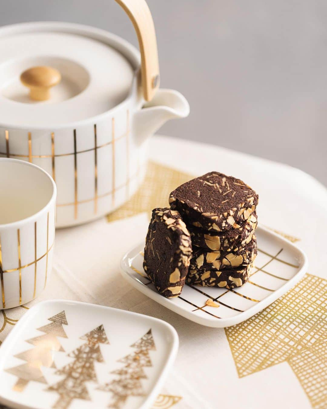 マリメッコさんのインスタグラム写真 - (マリメッコInstagram)「The perfect sweet treat, paired with this season's gilded home items and Syksy glassware. ✨ We're in love with these beautiful images captured by our dear friend, photographer, and baker Salma Sabdia, @thepolkadotter.  DM us for Salma's delicious Sour Cherry Chocolate & Almond Shortbread recipe and dive into our home collection at marimekko.com. 💘 #marimekko #holiday」11月15日 22時59分 - marimekko