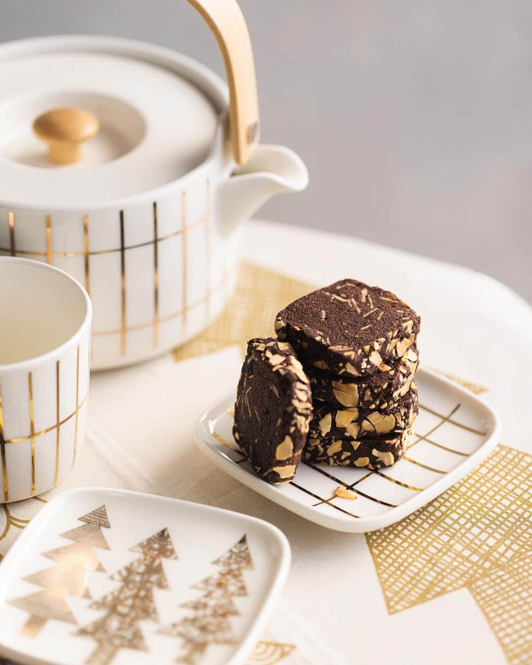 マリメッコのインスタグラム：「The perfect sweet treat, paired with this season's gilded home items and Syksy glassware. ✨ We're in love with these beautiful images captured by our dear friend, photographer, and baker Salma Sabdia, @thepolkadotter.  DM us for Salma's delicious Sour Cherry Chocolate & Almond Shortbread recipe and dive into our home collection at marimekko.com. 💘 #marimekko #holiday」
