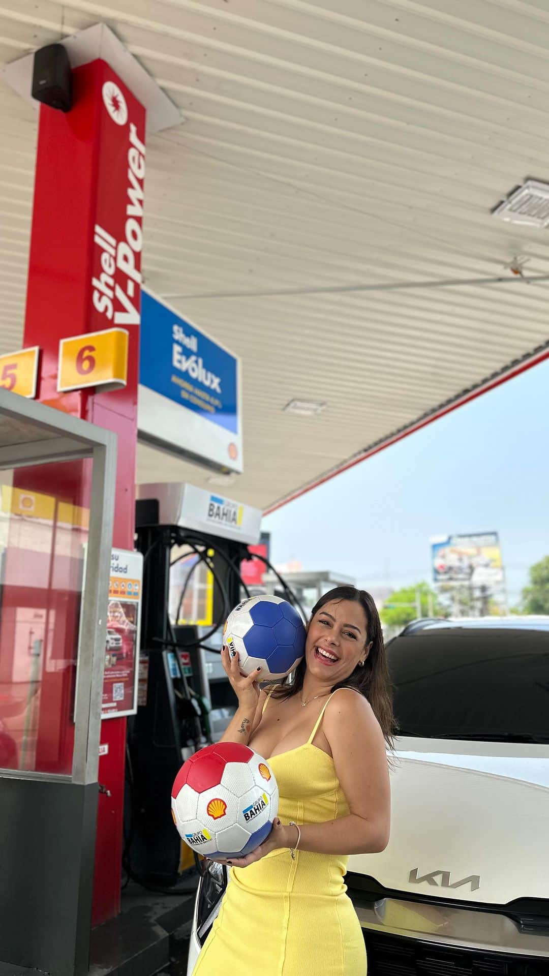 ラリッサ・リケルメのインスタグラム：「Alenta a la Albirroja con Shell Bahía 🇵🇾⚽️  Veni a cargar a partir de 150.000 en cualquier combustible + 60.000 te podes llevar una pelota Shell Bahía Paraguay 🤩  Apúrateeee no te quedes sin el tuyo 🤪⚽️」