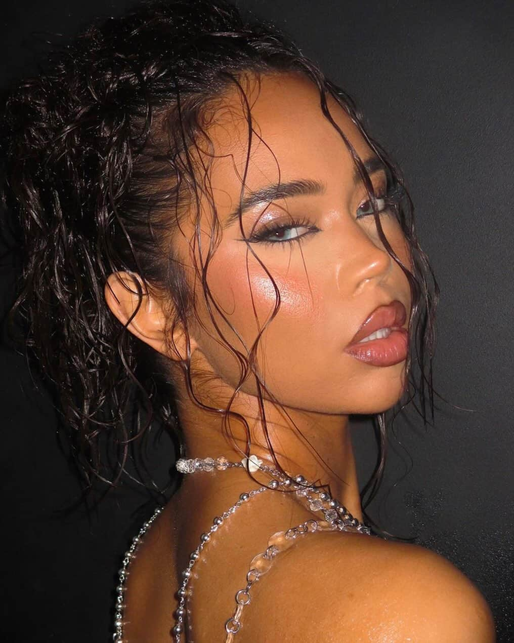 Huda Kattanさんのインスタグラム写真 - (Huda KattanInstagram)「Our NEW Pretty Grunge Face Gloss is THE secret to a dewy, rosy glow... Don’t believe us? See it for yourself... ⤵️ 👀  ✨ @branalunan’s glam on the gorgeous @michelledomingos ✨ @frenchtouchofmakeup  ✨ @makeupbychinaa ✨ @beautsoup ✨ @tenisha.ward ✨ @caitzdurling   🌍 𝗔𝗩𝗔𝗜𝗟𝗔𝗕𝗟𝗘 𝗚𝗟𝗢𝗕𝗔𝗟𝗟𝗬 🌎 #PrettyGrunge」11月15日 23時00分 - hudabeauty