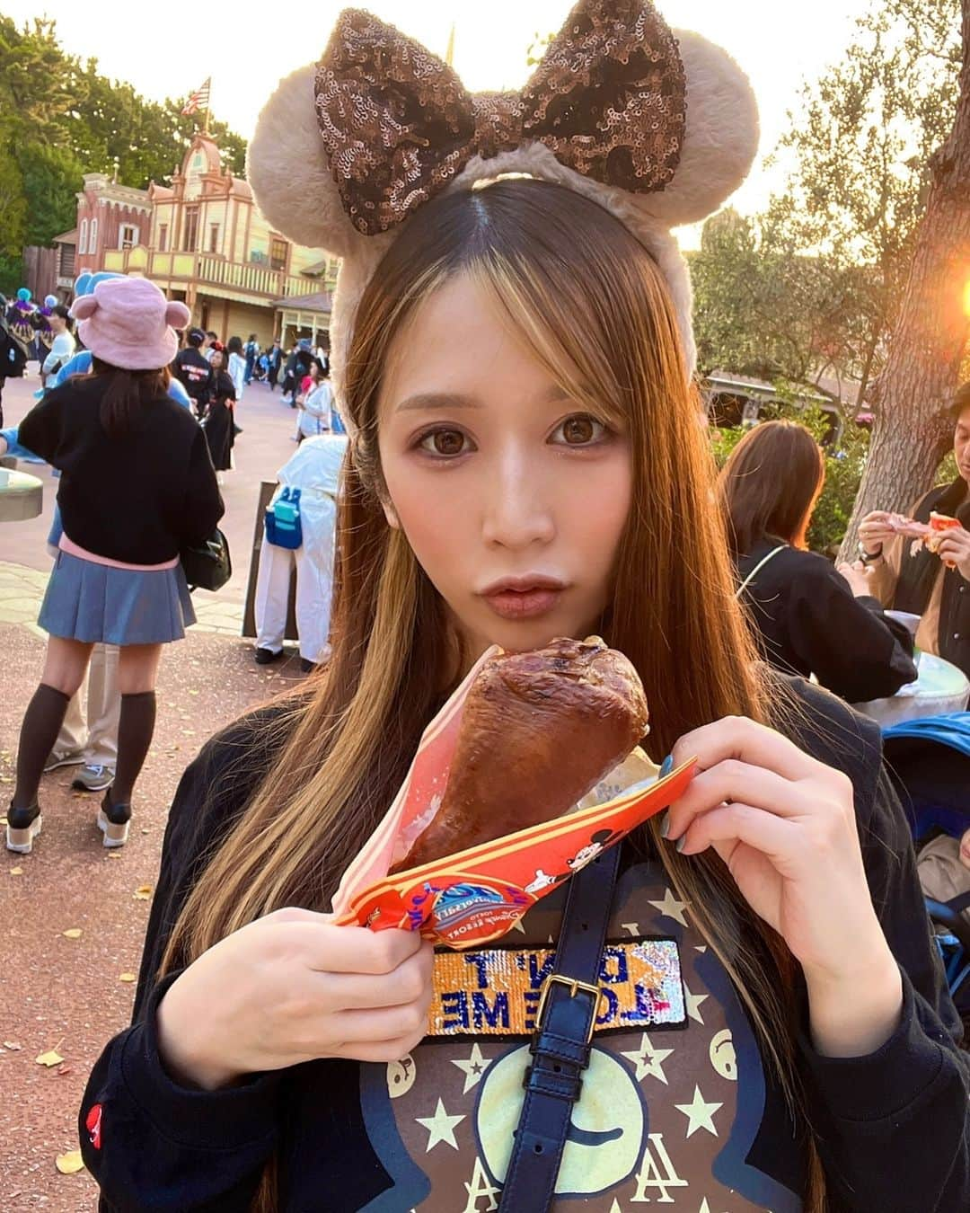 橘楓のインスタグラム：「_  肉棒🍗( .⤚.)♡➷  #TDL #ディズニーランド #時差投稿シリーズ」