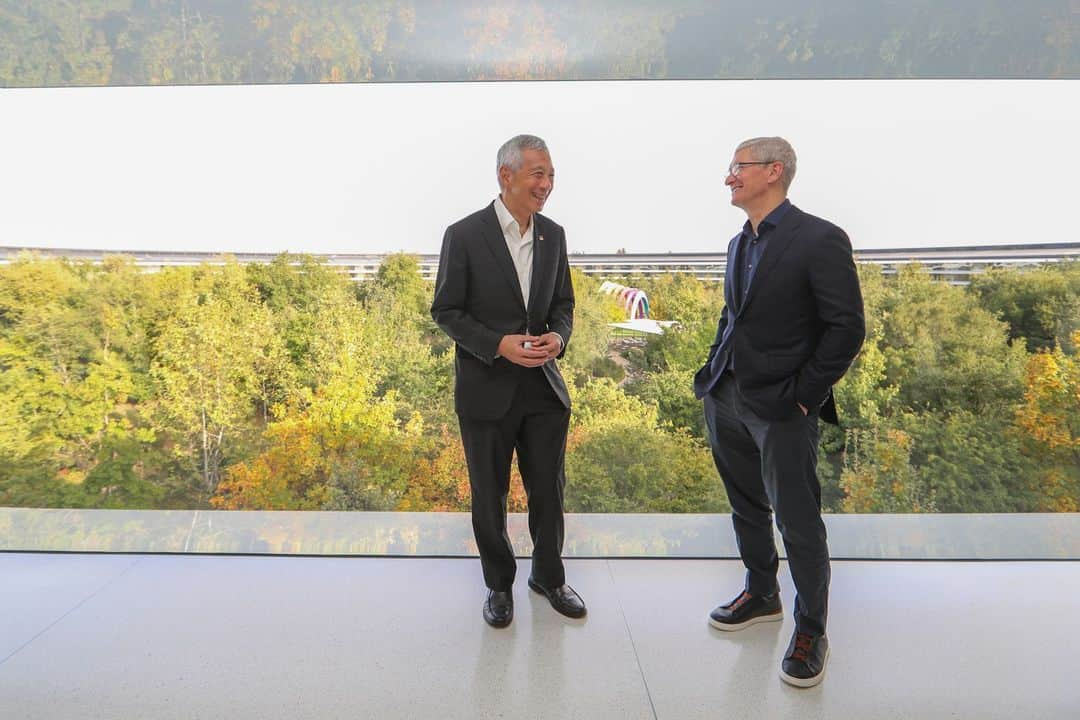 リー・シェンロンのインスタグラム：「A busy day in the Bay Area. Started with a visit to Googleplex, @google’s corporate headquarters in Mountain View. Then to @apple Park in Cupertino to meet CEO Tim Cook.  Later, we launched @enterprisesg’s San Francisco Overseas Centre, and then wrapped up the day with an evening reception for overseas Singaporeans living in the Bay Area.  Being in a globalised and interconnected world, Singapore must stay engaged with companies and business leaders from around the world, to stay competitive and relevant in an ever-changing business landscape. We also strive to remain connected to Singaporeans all over the world, and give them opportunities to meet and network with their fellow countrymen. This way we strengthen our Singaporean roots even as we embrace our role as global citizens. – LHL  (MCI Photos by Ngau Kai Yan)」