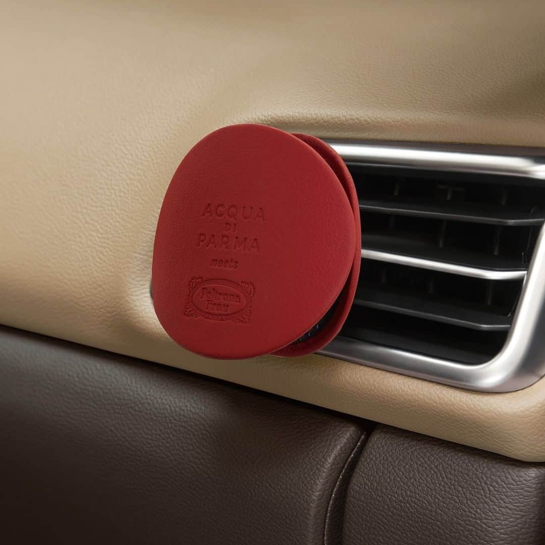 アクアディパルマのインスタグラム：「The Special edition Car Diffuser Milano features a hand-crafted red leather cover and the Milano fragrance refill. An exquisite Holiday gift idea that exudes craftsmanship and the city's essence.  #AcquadiParma​ #craftsmanship #ItalianLifestyle #TheEssenceofItalianLife #holiday」