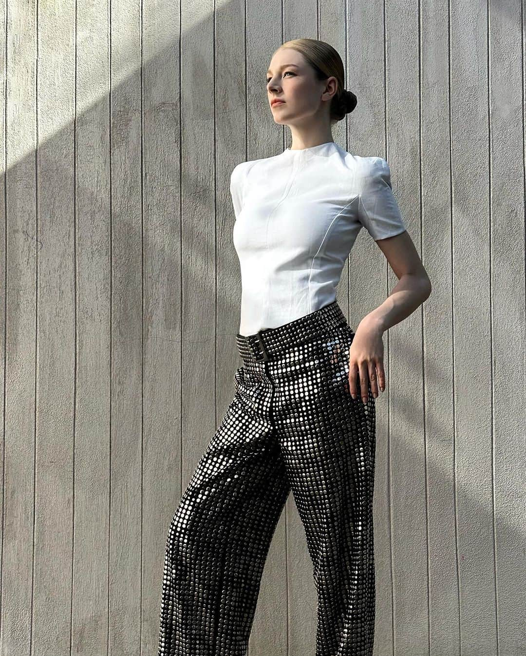 トリーバーチのインスタグラム：「@hunterschafer wearing #ToryBurchResort24 Look 17, the Sculpted Tee, Studded Pant and belt, while promoting her new movie, #TheHungerGames: The Ballad of Songbirds & Snakes. #ToryBurch Styled by @dara._」