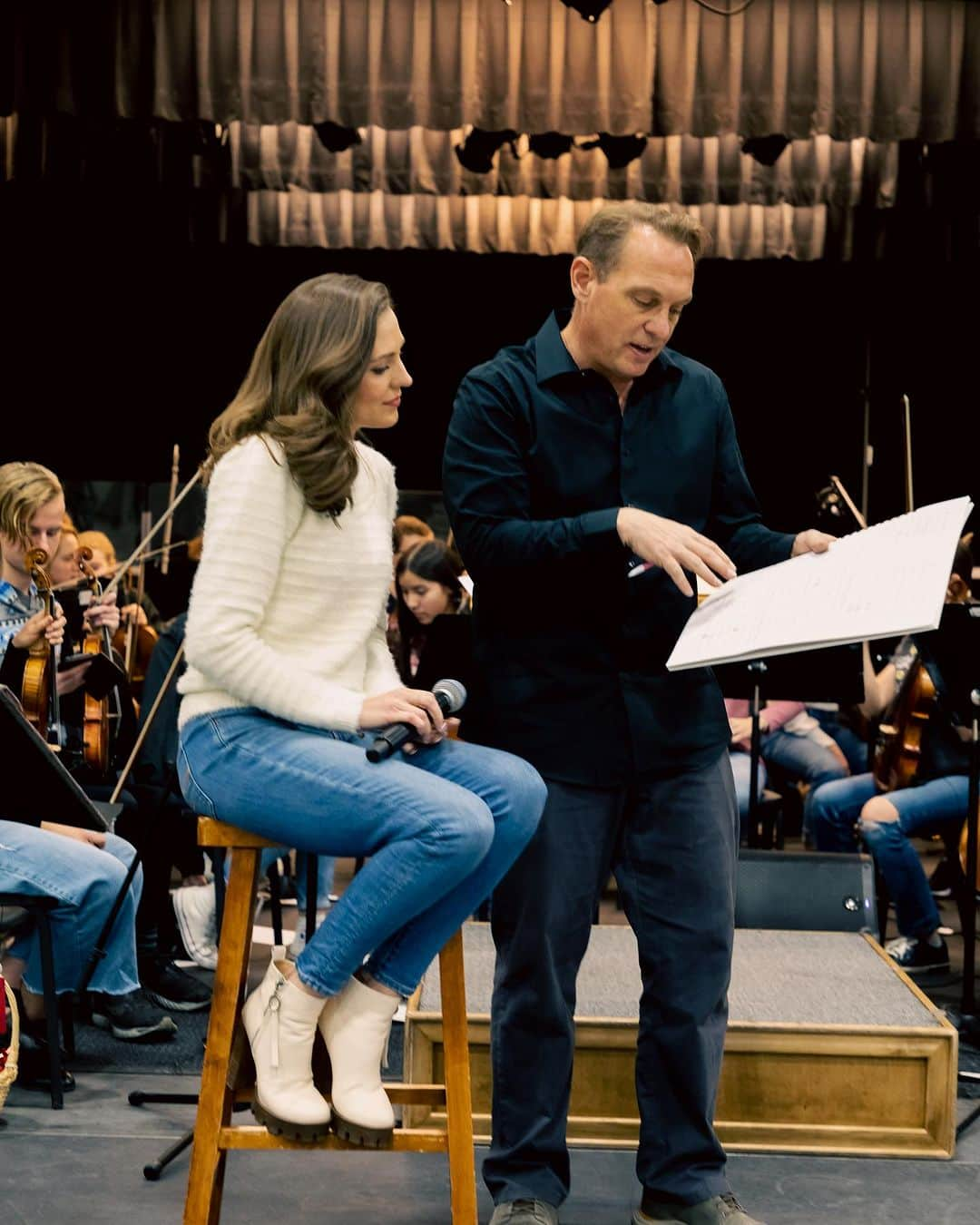 ローラ・オスさんのインスタグラム写真 - (ローラ・オスInstagram)「Last December, I had the honor of headlining the @lyceumphilharmonic’s Christmas concert and it was a magical experience.   This season, I’m reuniting with the superb student orchestra in Utah, led by Maestro @kaysonjbrown, to record and release one of the holiday songs we debuted live last year. Any guesses? I’ll give you a hint — this song is in a musical! 🎅🏼❄️🎅🏼  #NewMusic #single #staytuned #Orchestra #classy #Christmas #joy #christmassong #singer #sparkle.」11月15日 23時02分 - lauraosnes