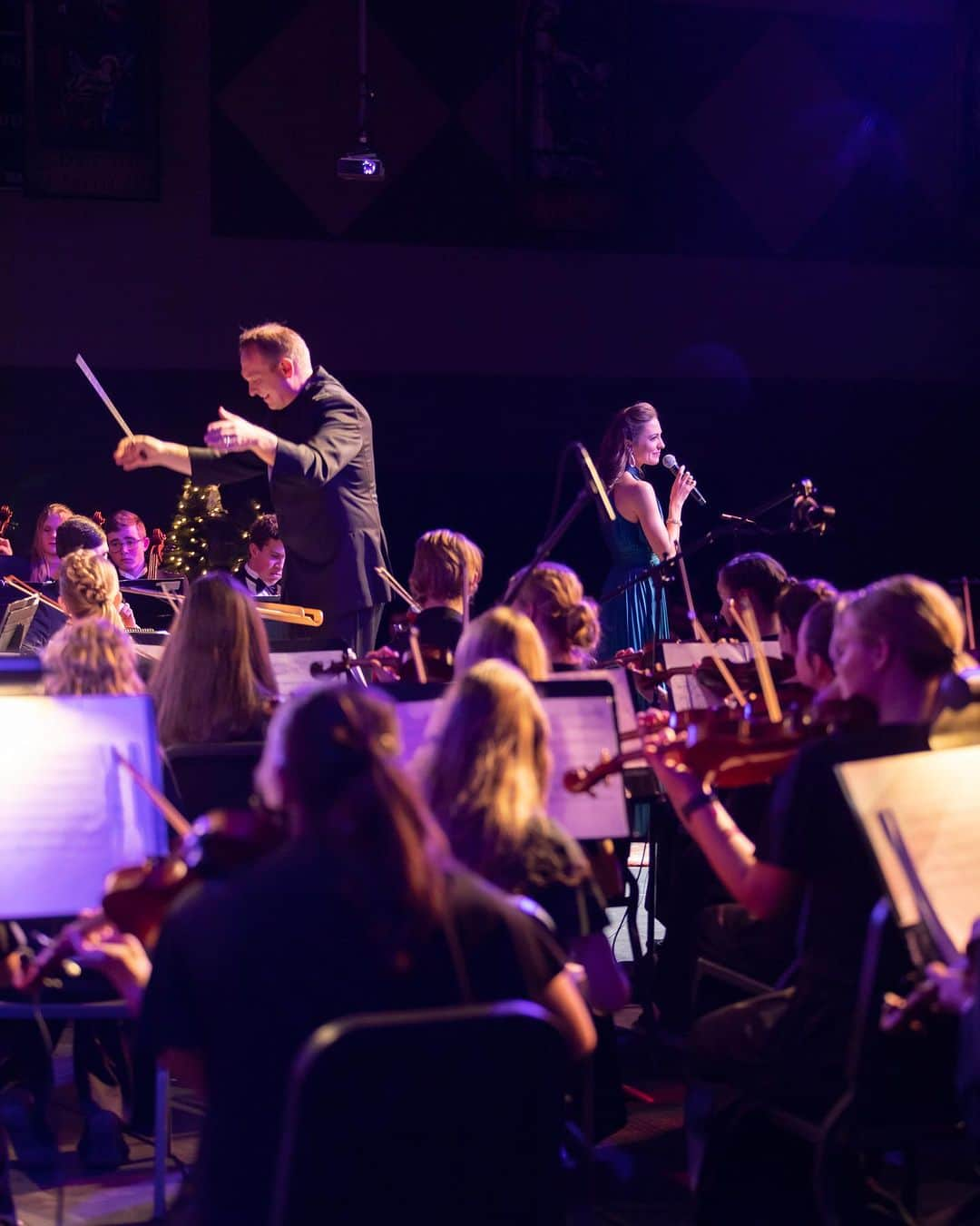 ローラ・オスさんのインスタグラム写真 - (ローラ・オスInstagram)「Last December, I had the honor of headlining the @lyceumphilharmonic’s Christmas concert and it was a magical experience.   This season, I’m reuniting with the superb student orchestra in Utah, led by Maestro @kaysonjbrown, to record and release one of the holiday songs we debuted live last year. Any guesses? I’ll give you a hint — this song is in a musical! 🎅🏼❄️🎅🏼  #NewMusic #single #staytuned #Orchestra #classy #Christmas #joy #christmassong #singer #sparkle.」11月15日 23時02分 - lauraosnes