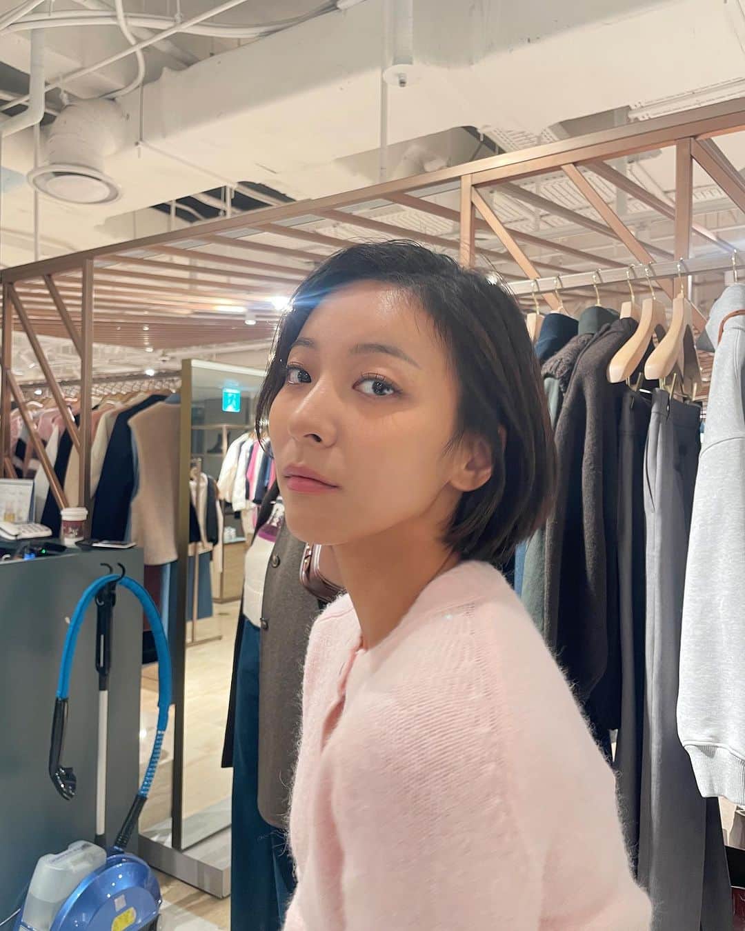 のインスタグラム：「오랜만에 언니랑 성딘이랑 데이투💖  12월 단콘 준비중인데 오랜만에 올리는 공연이라  준비할게 엄청나게 많네용 악 설레라💿  @davidstworld  @qwerwls95」