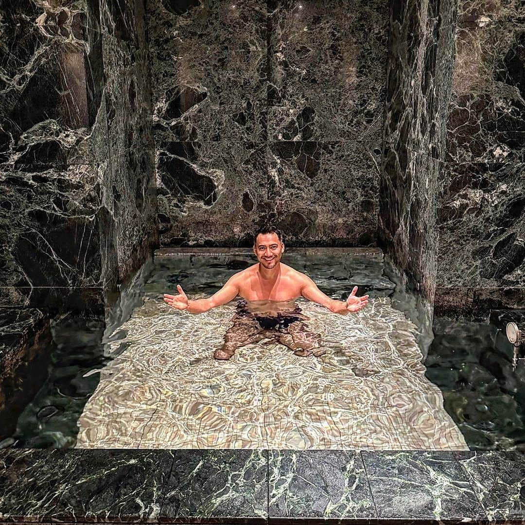 ベリッシモ・フランチェスコさんのインスタグラム写真 - (ベリッシモ・フランチェスコInstagram)「The roman gladiator reactivates mind and body in the Frigidarium✨ フリギダリウムの冷水でリラクゼーション♨️ Il romano nel Frigidario!🔥  #ベリッシモ #ベリッシモフランチェスコ #料理研究家 #料理研究家ベリッシモ #イタリア料理研究家 #イタリア料理研究家ベリッシモフランチェスコ #clubonthepark #francescobellissimo #frigidarium #spa #パークハイアット東京 #luxurylife #冷水 #parkhyatttokyo #luxurylifestyle #bellissimochef #筋肉 #髭 #イケオジ #イケオジ料理研究家ベリッシモフランチェスコ #イケメン #イケメン男子 #温泉 #水風呂 #ローマ #romano #芸能人 #イタリア人 #イタリアの種馬 #イタリアの種馬ベリッシモ」11月15日 23時15分 - bellissimoyoshi