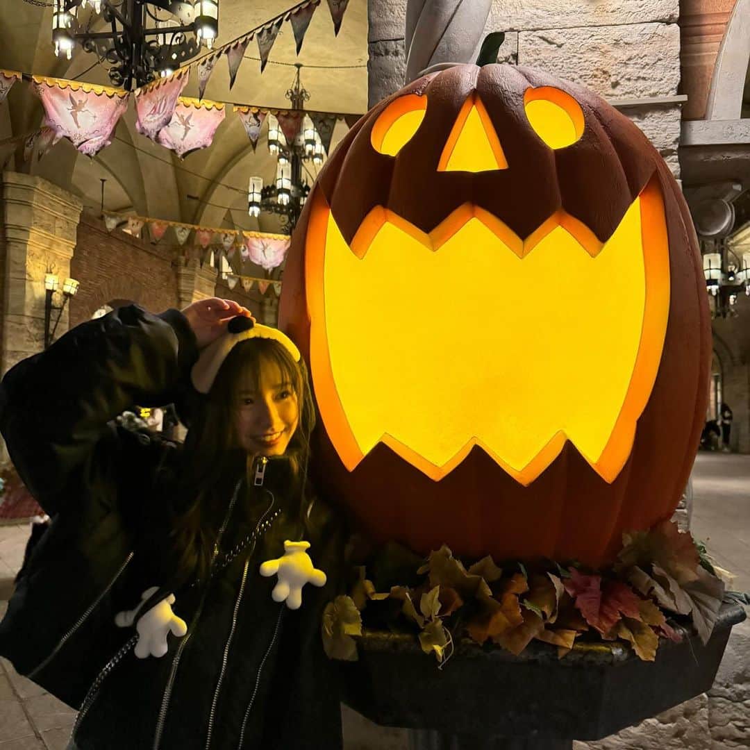 坂本瑞帆さんのインスタグラム写真 - (坂本瑞帆Instagram)「☺︎︎  ハロウィン終わる前にママと行った時の🐭🫶🏻 ボブと気まずそうなのを添えて☺️  最近すごい寒い！！！！！ 寒いのが好きだからいいんだけどねーん  おやすみ～‪ෆ‪」11月15日 23時14分 - s.mizuho_0125