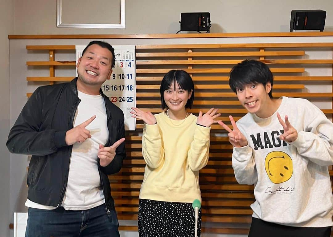 しょっぴーのインスタグラム：「今朝は #FM世田谷 さんの 朝の情報ワイドバラエティプログラム『Bee Up! Setagaya』水曜日に出演させて頂きました！！！  真奈さんが鈴木入道さんのことを入江入道さんと紹介するハプニングから始まり(笑)、最後まで笑いっぱなしでめっちゃ楽しかったです！  ありがとうございました*\(^o^)/*  11/29のピンネタサロンの宣伝もしっかりさせて頂きました！！皆さん！是非是非お待ちしてますよ〜✌️  #beeup834 📻🐝 #山口真奈 さん #鈴木入道 さん #さくらだモンスターしょっぴー #しょっぴー#似笘薫 #ピンネタサロン #お笑いライブ #世田谷区」