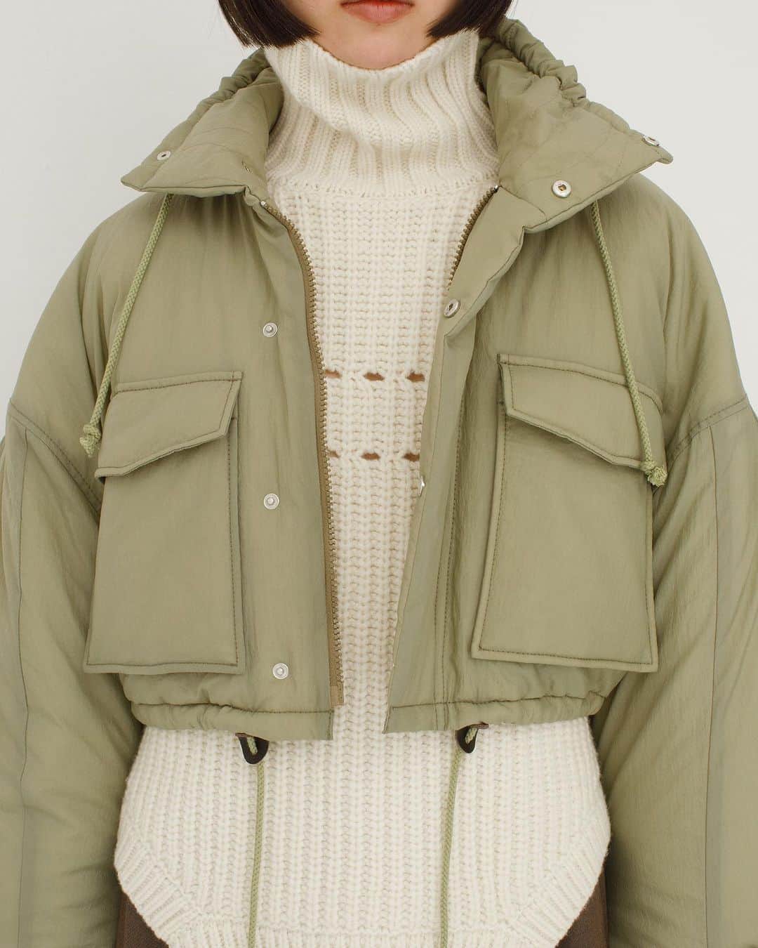 leinwande_officialのインスタグラム：「ㅤㅤㅤㅤㅤㅤㅤㅤㅤㅤㅤㅤㅤ leinwände 23autumn/winter collection -M65 Short Puffer- ㅤㅤㅤㅤㅤㅤㅤㅤㅤㅤㅤㅤㅤ 体の熱を利用した蓄熱と、 湿気は外に逃す機能中綿を採用し軽く暖かい。 メンズライクなボディとは対照的に袖のバルーンフォルムで女性的に仕上げた。 ㅤㅤㅤㅤㅤㅤㅤㅤㅤㅤㅤㅤㅤ #leinwände #leinwande」