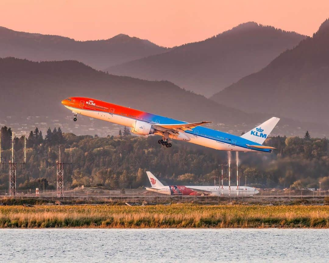 KLMオランダ航空さんのインスタグラム写真 - (KLMオランダ航空Instagram)「A symphony of orange blue and pink 🧡💙💖 Do you recognize the airport? #KLM #royaldutchairlines #colours #orange #blue #pink #organgepride #bva  📸: @blaze.yvr」11月15日 23時15分 - klm