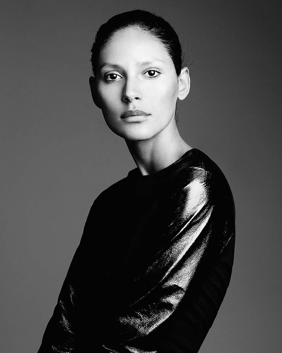 エマニュエラ・デ・パウラのインスタグラム：「📸🖤✨」