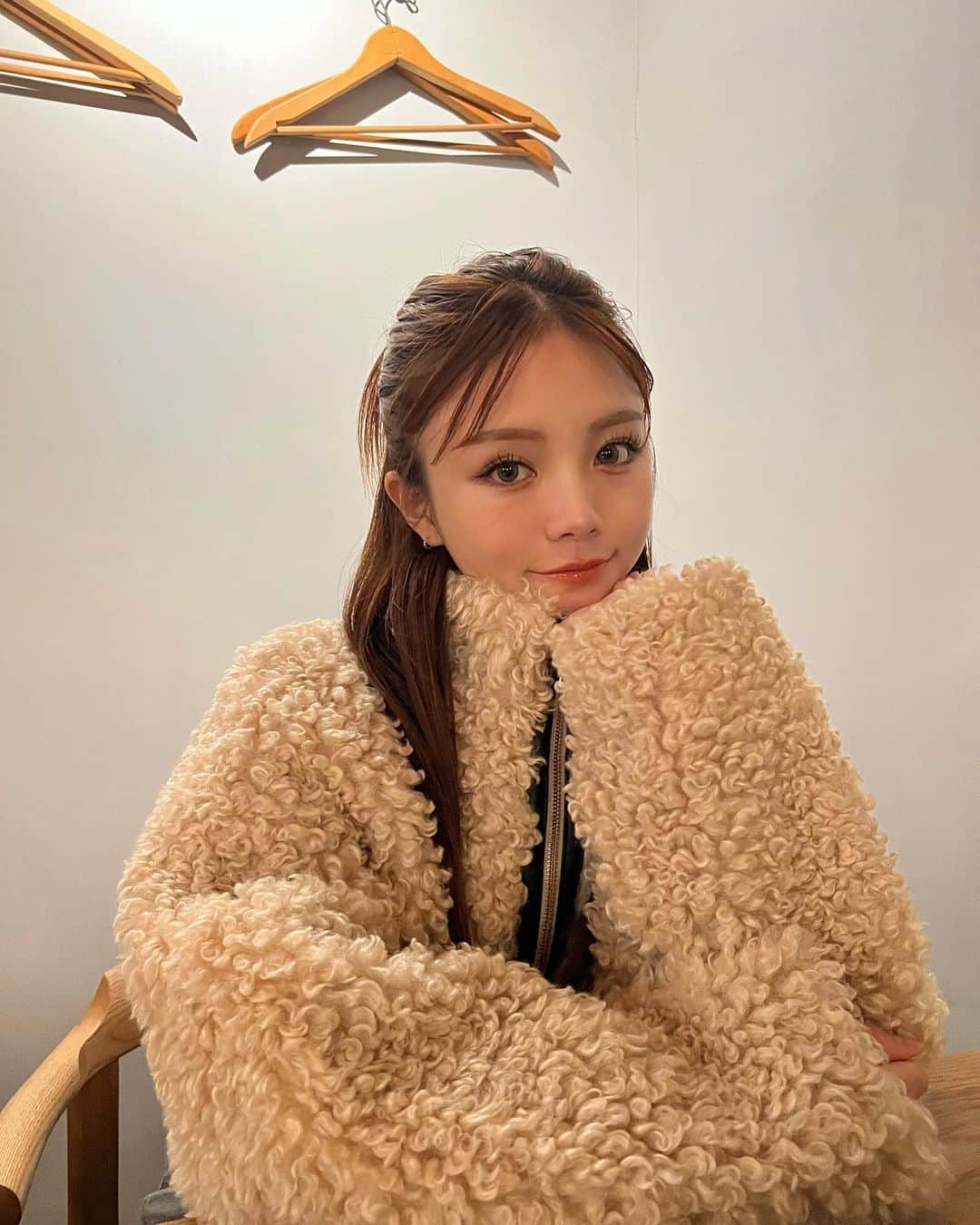 桜井美悠（みゆみゆ）のインスタグラム：「#ディナーコーデ 🏷  幸せ空間。感謝の気持ちでいっぱい、、  「みゆとずっと来たかった！」 「これみた瞬間あ、絶対みゆに似合う〜と思った！」  そんな なちょの言葉にはいつも心があったまる、、  これからもお互いに愛を注ぎ合おう、支え合っていこうね♡ ほんまにありがとう😊」