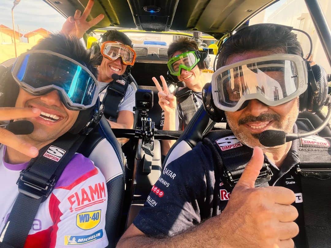 MotoGPさんのインスタグラム写真 - (MotoGPInstagram)「Just some friends taking a ride in the desert 👓🤩🤙  مجموعة من الأصدقاء في جولة صحراوية 🤩👓🤙  #QatarGP #MotoGP」11月15日 23時22分 - motogp