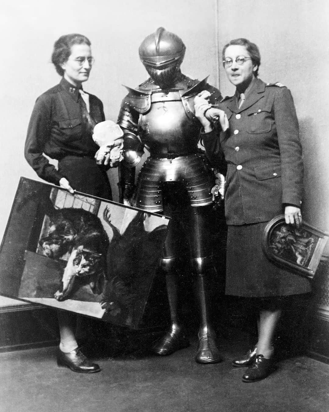 クリスティーズのインスタグラム：「Coming soon: ‘The Art Front: Defense of French Collections 1939-1945’   Christie’s is proud to sponsor @monumentsmenandwomenfnd in publishing the first English translation of Rose Valland’s memoir, ‘Le front de l’art (1961).’ The personal account details Ms. Valland’s courageous war-time contribution in art espionage at Paris’s Jeu de Paume Museum and is anticipated to release in the Fall of 2024.   A contribution of $25 will add your name to the list of supporters included in the book’s acknowledgements — join us in donating to the foundation via our LinkinBio!  -- Courtesy of National Gallery of Art, Washington, DC, Gallery Archives.    National Gallery of Art, Washington, DC, Gallery Archives. RG28MFAA-H, Edith A. Standen Papers.」