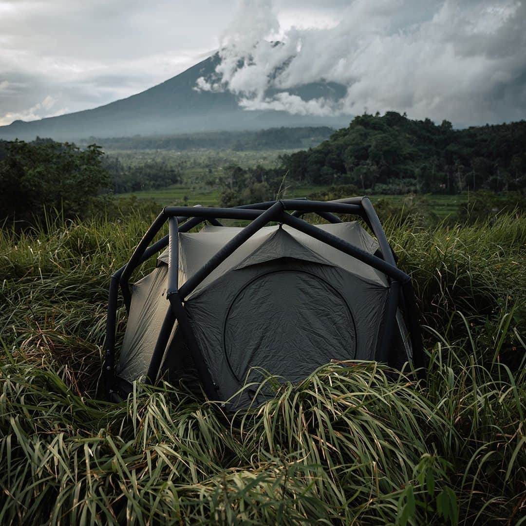 Design Milkのインスタグラム：「Outdoor lovers come in many forms, so we made sure to pick these items accordingly. 🌱 Whether you're shopping for someone who's got a green thumb, or for a person who simply loves entertaining outdoors, our gift guide has a little bit of everything for every type of outdoor enthusiast! 🏕️ \\\ Check it all out at the link in bio. 🔗」