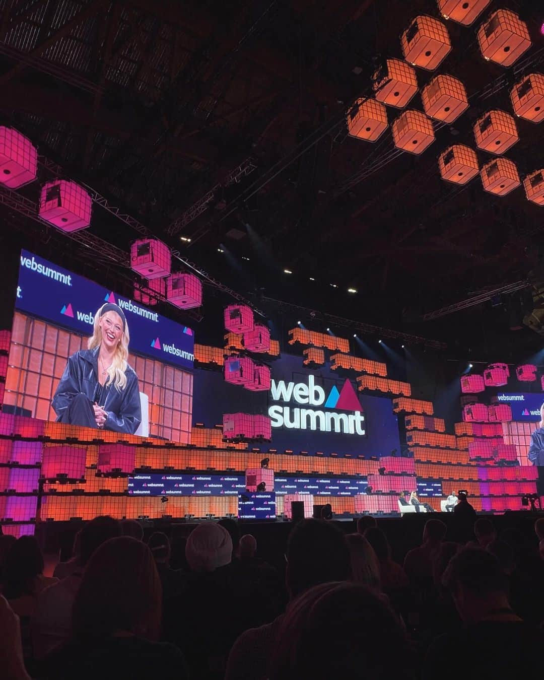 ローレン・グレイさんのインスタグラム写真 - (ローレン・グレイInstagram)「@websummit thank you so much for having me here in lisbon. such an honor <3」11月15日 23時19分 - loren