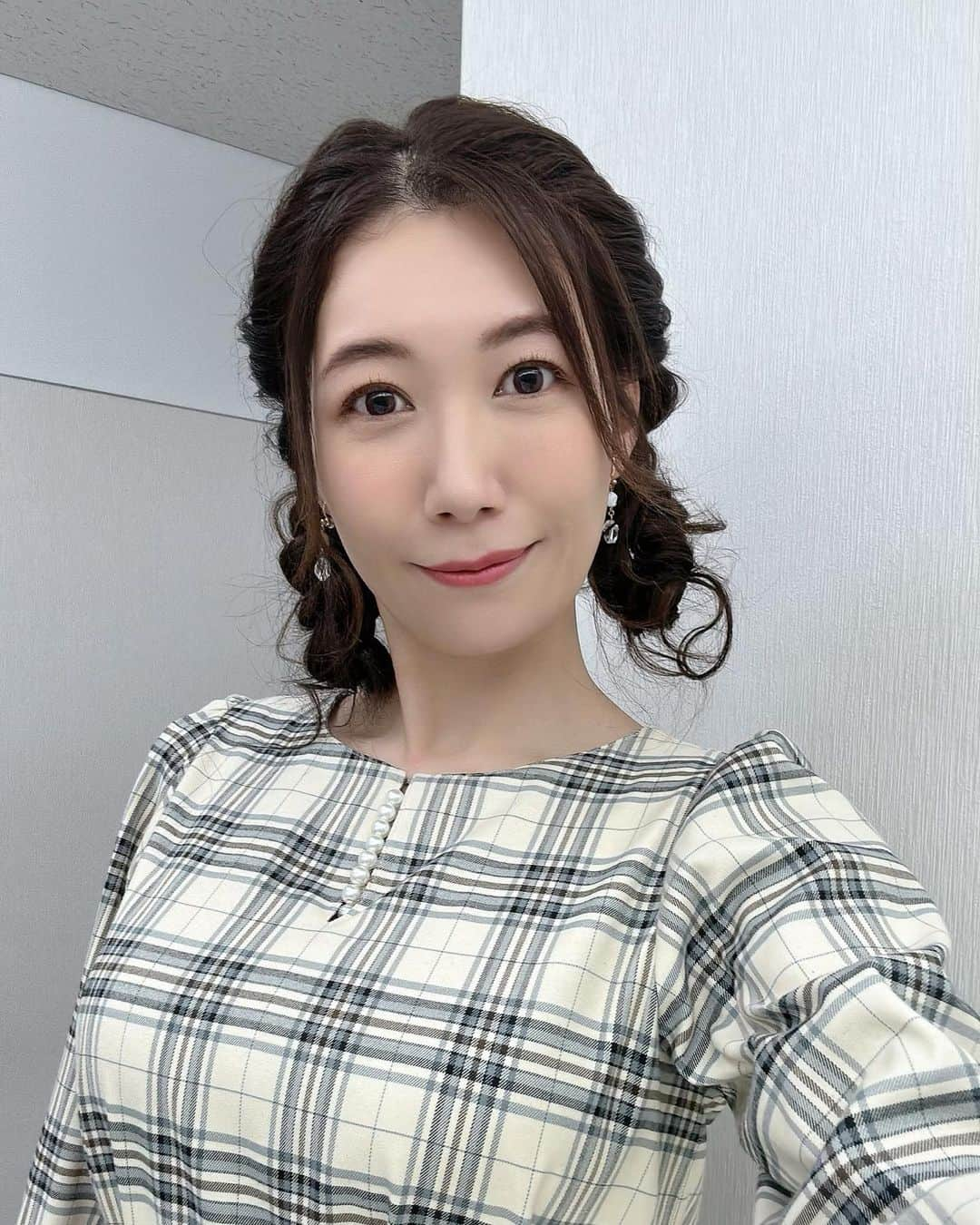 穂川果音さんのインスタグラム写真 - (穂川果音Instagram)「hairstyle  ツインテールです😊  earrings→ @abiste_official  #ヘアアレンジ　#hairarrange #ツインテールアレンジ　#かわいいヘアアレンジ　#アベプラ」11月15日 23時20分 - hokawakanonn