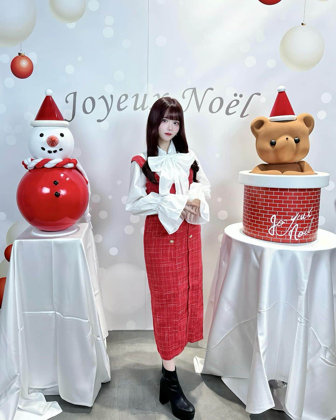 りなたろすのインスタグラム：「⁡ 🎄LOUANGE TOKYO🎄 Happy  Snow man Xmas collection 2023🎅🏼🩷 ( @louange_tokyo ) ⁡ ⁡ 可愛い空間すぎたルワンジュさんの クリスマスコレクション🎄🧸🎁︎ ̖́- ⁡ ⁡ 世界大会を2度優勝した藤田浩司シェフの Happy Snow man 赤と白をコンセプトに したスペシャルなスイーツたちがズラリ…🎂🩷 クオリティが高い…！！ お誕生日に2回ケーキ食べたこと あるんだけど、本当に見た目だけじゃなく 味も美味しいんだよね(◍´_ `◍) ⁡ ⁡ 遊び心あるケーキのデザインが 可愛くてずっと眺めてたくなっちゃう🥹🥹🥹 ⁡ ⁡ ドレスコードも赤と白で 煌びやかでみんな可愛…っ❤️🤍 ⁡ ⁡ ⁡ ⁡ クリスマスケーキの予約は もう始まってるよ🍰🫖🩷 ⁡ ⁡ ⁡ ୨୧┈┈┈┈┈┈┈┈┈┈┈┈┈┈┈┈┈┈୨୧ ⁡ 🪧LOUANGE TOKYO le Musee 銀座 ⁡ 📍〒104-0061 東京都中央区銀座1-9-5 1F ⁡ 🚃東京メトロ有楽町線「銀座一丁目」駅から 徒歩約1分 羽田空港をご利用の場合 都営浅草線「東銀座」駅から 徒歩約4分 東京メトロ銀座線、丸ノ内線 日比谷線「銀座」駅から 徒歩約5分 JR山手線・京浜東北線「有楽町」駅から 徒歩約6分 ⁡ 📞TEL：03-4400-6606 ⁡ ୨୧┈┈┈┈┈┈┈┈┈┈┈┈┈┈┈┈┈┈୨୧ ⁡ ⁡ ⁡ ⁡ @louangetokyo_lemusee  @louange.exhibition #louangetokyo #louangetokyolemusee #ルワンジュ東京 #ルワンジュ #クリスマスケーキ2023 #クリスマスケーキ予約 #クリスマスケーキ🎂 #クリスマスメニュー #クリスマスアフタヌーンティー #クリスマスパーティ #クリスマスコレクション #ドレスコード #銀座ケーキ #銀座スイーツ」