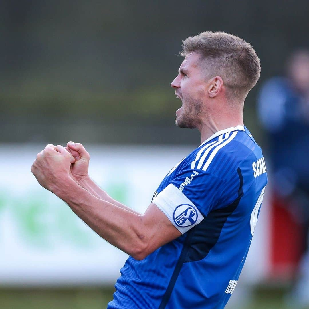 シャルケ04のインスタグラム：「@simonterodde9 mit dem 1:0 für Königsblau! #PSVS04  . . . #S04 #Schalke04 #PSV #PSVEindhoven #Testspiel #Knappen #Königsblau #EinLebenLang #🔵⚪」