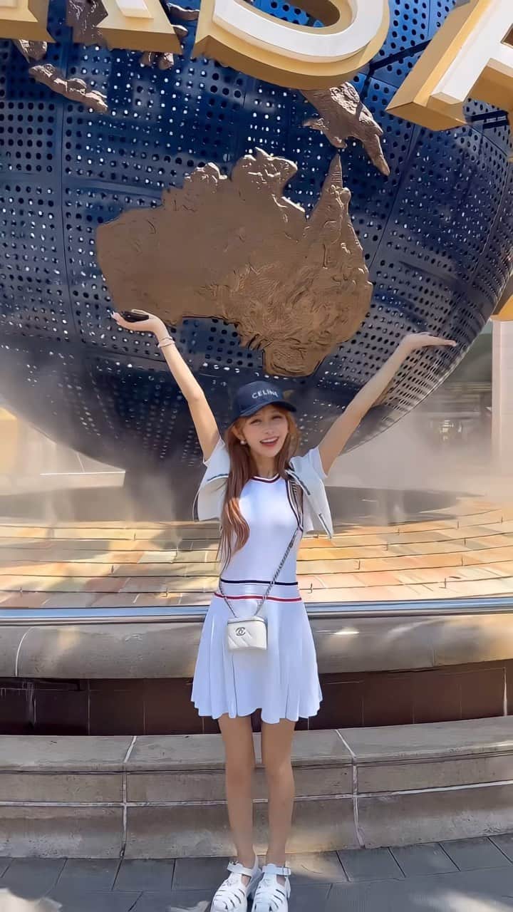浦西ひかるのインスタグラム：「ユニバーサルスタジオシンガポール🇸🇬♡  中に入る前からカラフルで可愛い街並みでテンション上がってた☺️🩷  #USS #Singapore #universalstudios #universalstudiosingapore」