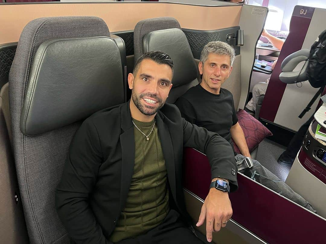 アウグスト・フェルナンデスのインスタグラム：「A girar se ha dicho, que al que no se mueve se lo devoran las hormigas… 🛫🇶🇦⚽️  • @fvitaleazul  • @areasportteam」