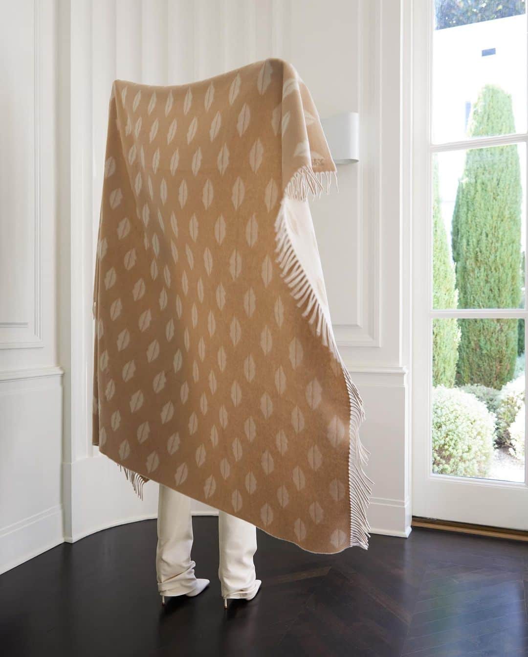 ケリーウェアスラーのインスタグラム：「WRAPPED IN Our iconic cashmere throw crafted with love, features a reversible jacquard design for a touch of versatile flair. Ever since I began designing, I've been blending various textures and patterns into my projects. It's where craftsmanship and richly diverse graphic prints seamlessly intertwine, transforming spaces into an art form. I love the layer our throws provide to any space, with their unique expression of comfort and style. The perfect gift. XK」