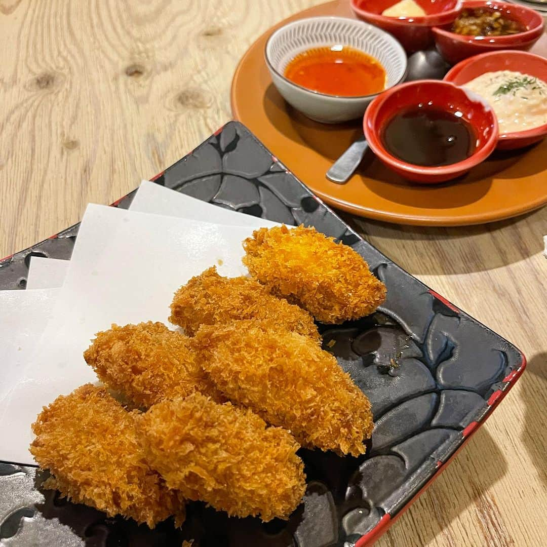 LUNAさんのインスタグラム写真 - (LUNAInstagram)「大大大好きな牡蠣を食べに🦪  府中にある牡蠣食べ放題に行ってきたよ🙆‍♀️ ここ、めちゃくちゃコスパ良くて ・生牡蠣 ・蒸し牡蠣 ・カキフライ が食べ放題なの！それプラス牡蠣の炊き込みご飯とお野菜がついてきた！  ¥6,500で食べ放題、飲み放題だったよ👍  @kakibasara #府中グルメ #府中ごはん #府中飲み #府中居酒屋 #府中駅 #府中市 #府中市グルメ #府中市居酒屋 #牡蠣#牡蠣小屋#牡蠣食べ放題 #牡蠣のアヒージョ #牡蠣料理 #韓国コーデ #グルメ女子 #ボアコート」11月15日 23時27分 - lunaluna1628