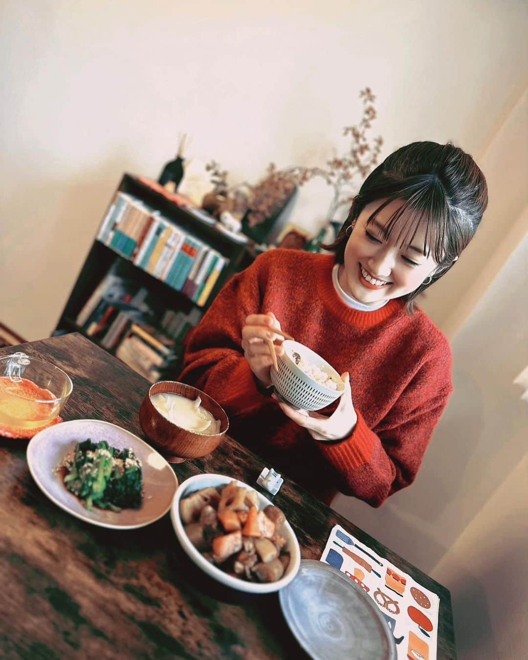 樋口日奈のインスタグラム：「誠子食堂におじゃましました。 心も体も健康になれる、 至福のひとときをありがとうございます！ 全身に沁み渡る優しい美味しさ。  帰り際、おにぎりを持たせてくれた誠子さん。 その優しさも全身へ沁み渡りました。  今日も良い日だったなあ。 寝る前にそんな風に感じられる、 最高な思い出をありがとうございます！  #誠子食堂」