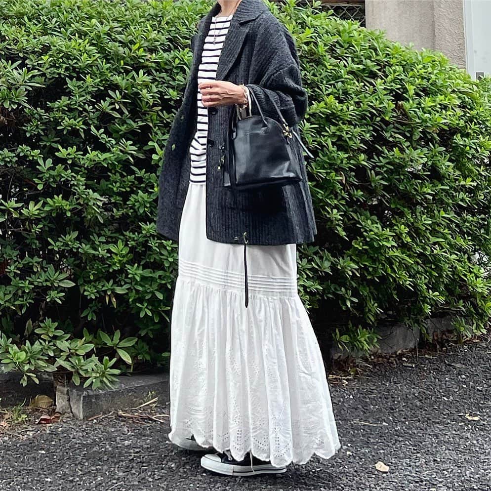 のインスタグラム：「_  急に寒くなったので、 何を着ればちょうど良いのか 悩みます。  tops #無印良品 skirt #canaria_style jacket #spickandspan  shoes #converse  bag #hayni  #アラフィフファッション #50代ファッション #大人カジュアル #canariacoordinates」