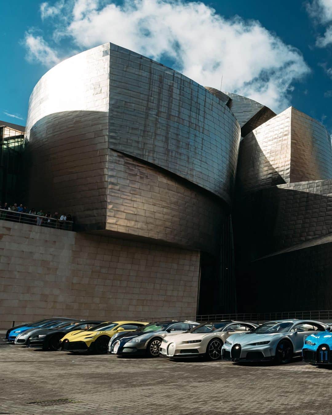 ブガッティさんのインスタグラム写真 - (ブガッティInstagram)「Guided by the coastal roads of the Bay of Biscay, the BUGATTI Grand Tour Europe 2023 by @2fast4you.it party reaches Frank Gehry’s legendary Guggenheim Museum in Bilbao, where automotive and architectural artistry beautifully collide.   The BUGATTI Grand Tour Europe 2023 guests have arrived just in time for a specially curated private experience at the museum.   #BUGATTI #BUGATTIGrandTour #BUGATTIGrandTourEurope – WLTP: bugatti.link/consumption」11月16日 0時00分 - bugatti