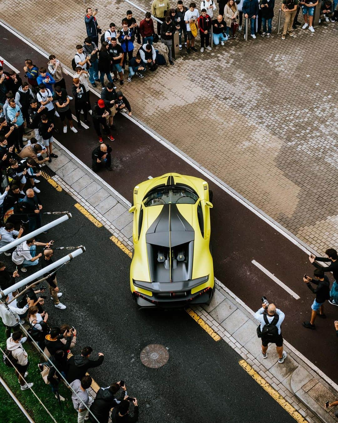 ブガッティさんのインスタグラム写真 - (ブガッティInstagram)「Guided by the coastal roads of the Bay of Biscay, the BUGATTI Grand Tour Europe 2023 by @2fast4you.it party reaches Frank Gehry’s legendary Guggenheim Museum in Bilbao, where automotive and architectural artistry beautifully collide.   The BUGATTI Grand Tour Europe 2023 guests have arrived just in time for a specially curated private experience at the museum.   #BUGATTI #BUGATTIGrandTour #BUGATTIGrandTourEurope – WLTP: bugatti.link/consumption」11月16日 0時00分 - bugatti