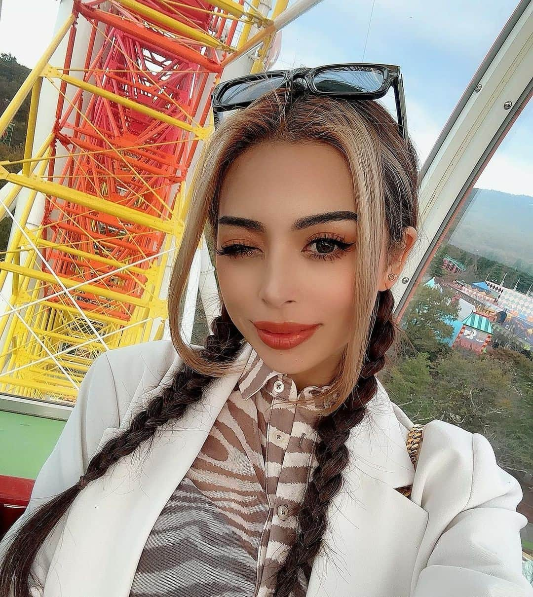 あやか（石山彩花）のインスタグラム：「観覧車の中セルフィー🎡  マツエクデザイン変えてみたんです🙌初めてFlat lushしてみました！ 目頭d11 黒目上から目尻d13 0.2/220本 @eyelist__minami  みなみちゃんにしてもらいました💖カワイくて癒された。🤣🤣 早くて上手だからオススメすぎる。  #マツエク #マツエクデザイン #フラットラッシュ #那須 #観覧車🎡」