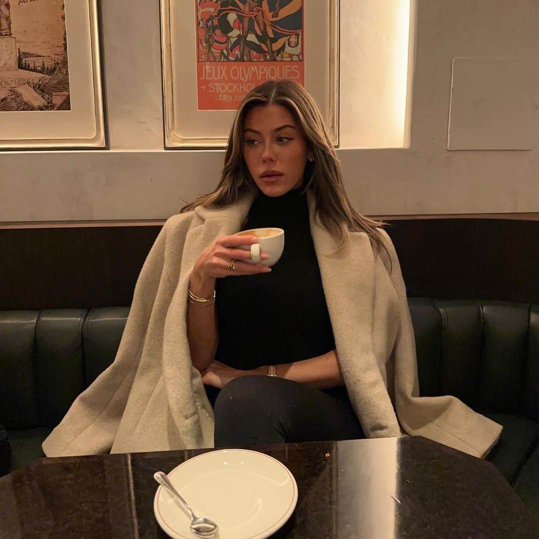 Bianca Ingrossoのインスタグラム：「Ni måste ta er till @cafesaturnus_ nu och äta den här karamelliserade croissant kanelbullen 😋  Jag tror jag har hittat min favorit bakelse nu och där är den 🫠」