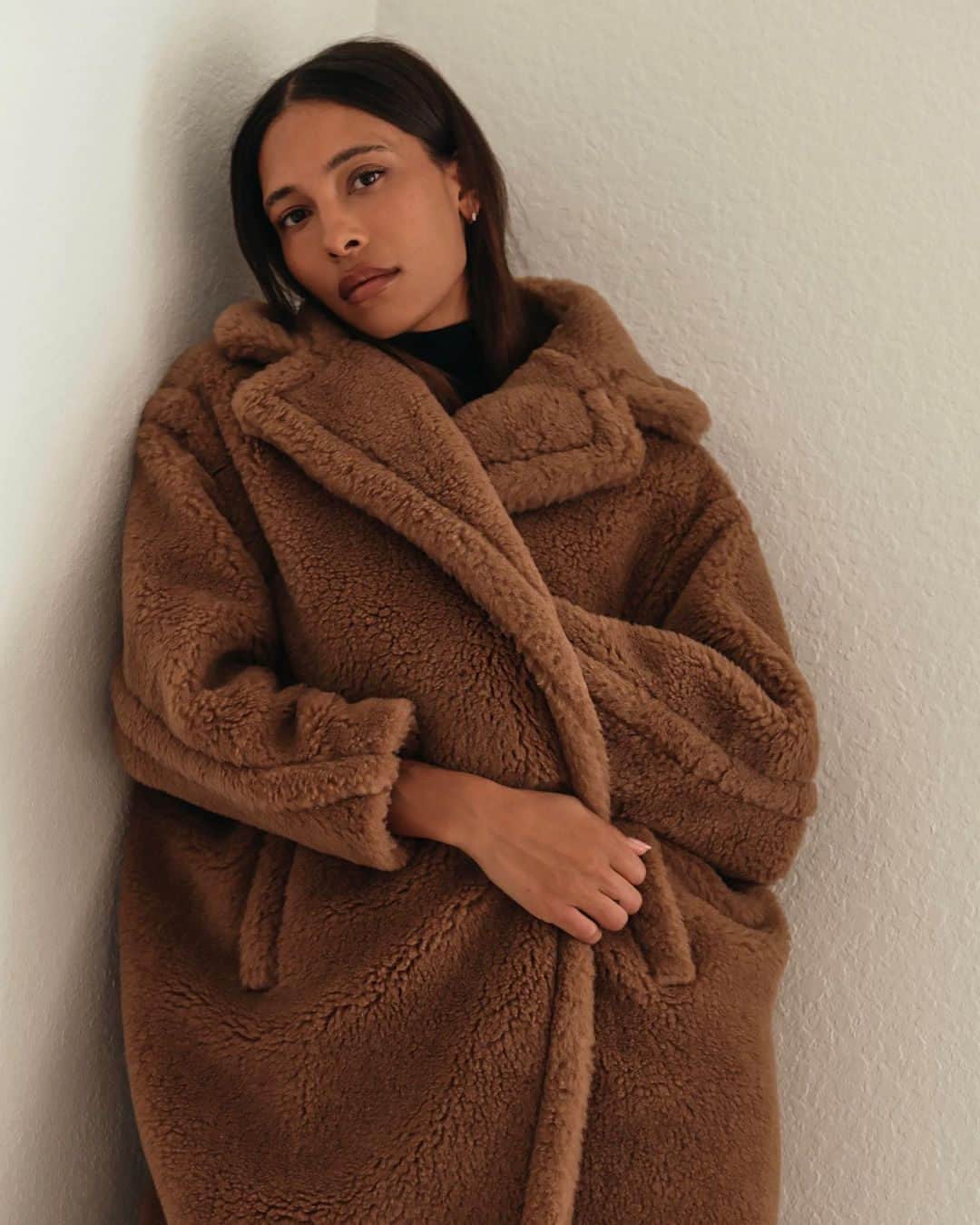 ネッタポルテさんのインスタグラム写真 - (ネッタポルテInstagram)「COZY COMFORT: Take cues from @tylynnnguyen in @maxmara's 'Teddy' coat, a go-to when the temperature starts to drop.   Tap the link in bio to shop at #NETAPORTER.」11月16日 0時01分 - netaporter