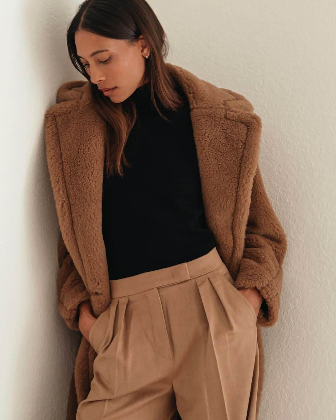 ネッタポルテのインスタグラム：「COZY COMFORT: Take cues from @tylynnnguyen in @maxmara's 'Teddy' coat, a go-to when the temperature starts to drop.   Tap the link in bio to shop at #NETAPORTER.」