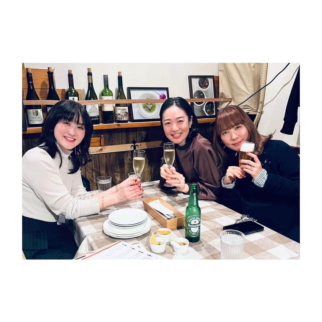 室井由美子さんのインスタグラム写真 - (室井由美子Instagram)「楽しみにしていたご飯会は @mikittyisland & @hisaetakahashi7 💓 少し早めの、ミキティバースデーお祝いもかねて。 ・ お2人ともパワフルで多才、本当にスゴいなぁと感心然り。 ミキティのデニム @bonny_woven も気になるし ひさえさんのアクセサリー @wiselike.official も可愛い！ ぜひ要チェックです☑️ ・ 今夜は @bistro_muroi の11月コースも堪能しました🍽️ ⚪︎アミューズ 白アスパラ ブルテ ⚪︎前菜4種盛り ⚪︎北海道産帆立ソテーとうにクリームソース ⚪︎A5特選和牛ロースト ⚪︎デザート ・ #楽しすぎていつまでも話しちゃった #また是非やりたいなぁ #bistromuroi #ビストロムロイ #九段下グルメ #オーガニックワイン #ワイン以外もありますよ #ワイン好きとつながりたい」11月15日 23時31分 - yumikomuroi