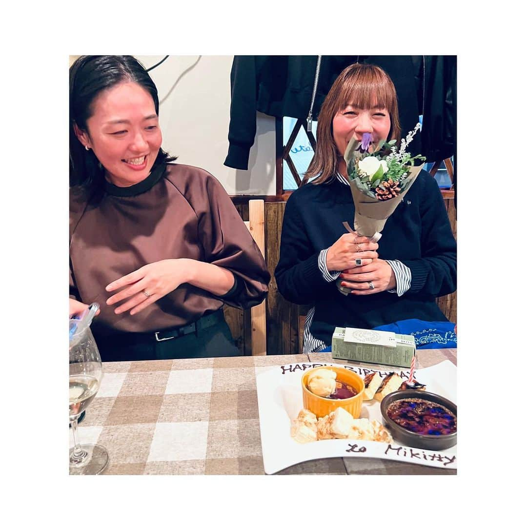 室井由美子さんのインスタグラム写真 - (室井由美子Instagram)「楽しみにしていたご飯会は @mikittyisland & @hisaetakahashi7 💓 少し早めの、ミキティバースデーお祝いもかねて。 ・ お2人ともパワフルで多才、本当にスゴいなぁと感心然り。 ミキティのデニム @bonny_woven も気になるし ひさえさんのアクセサリー @wiselike.official も可愛い！ ぜひ要チェックです☑️ ・ 今夜は @bistro_muroi の11月コースも堪能しました🍽️ ⚪︎アミューズ 白アスパラ ブルテ ⚪︎前菜4種盛り ⚪︎北海道産帆立ソテーとうにクリームソース ⚪︎A5特選和牛ロースト ⚪︎デザート ・ #楽しすぎていつまでも話しちゃった #また是非やりたいなぁ #bistromuroi #ビストロムロイ #九段下グルメ #オーガニックワイン #ワイン以外もありますよ #ワイン好きとつながりたい」11月15日 23時31分 - yumikomuroi