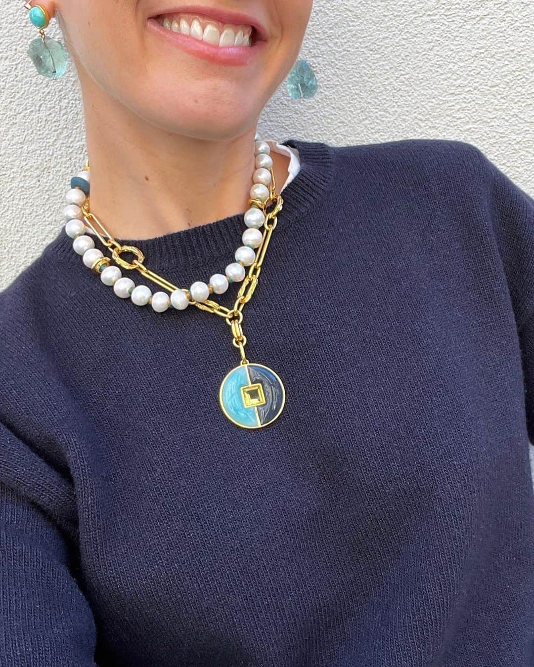 リジー フォルトゥナートのインスタグラム：「Styling our staple hand-knotted Pacifica pearl strand in 2️⃣ ways 🫶 Each with playful pops of aqua 🦋 on my fave @officinegenerale navy knit 🧶 #lizziefortunato」
