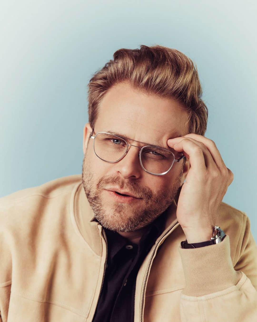 のインスタグラム：「Spotted 👀 @AdamConover for @July__Mag in our Suede Bomber and Lambswool Cable Knit Crewneck.⁣ Editor @nolwencif⁣ Creative Director @dyanjong⁣ Writer @tiffromthe6⁣ Photographer @selashiloni⁣ Styling @karolinafre⁣ Grooming @tammyyi @exclusiveartists⁣」