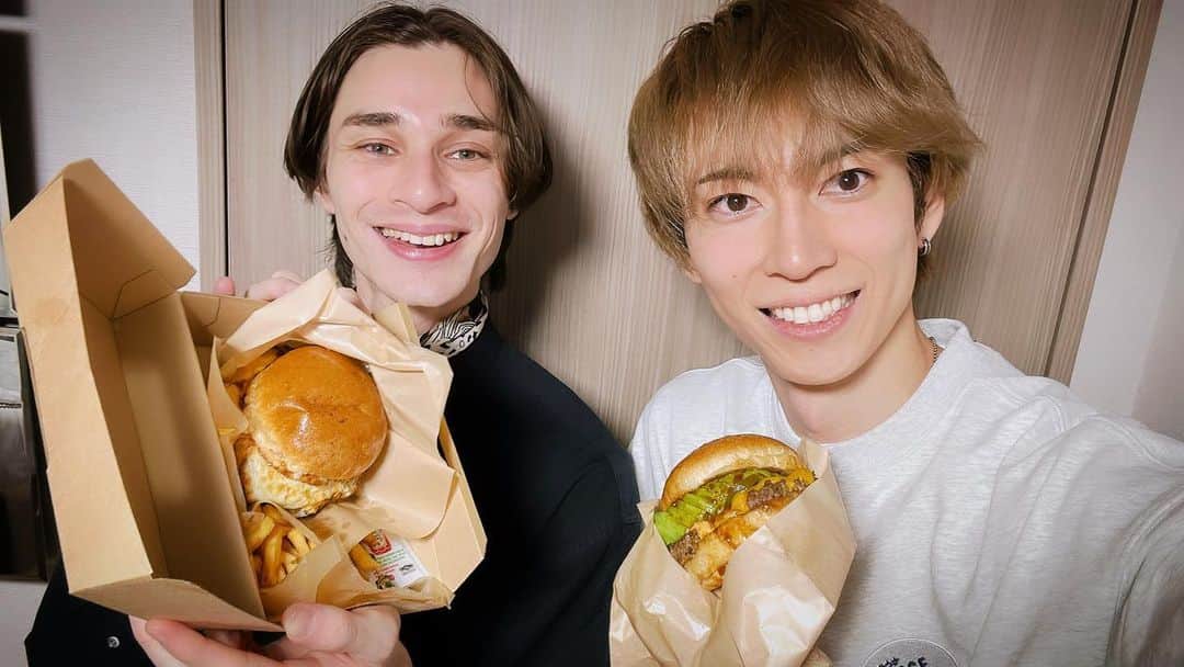 鮎川太陽のインスタグラム：「お疲れ様のバーガー　　←今ジェレミーが題名つけた  #イケパリ の打ち上げ。 ハンバーガー！パリコレはダイエットしてたからめちゃ食べたいって笑 ハンバーガーとお菓子大量におごってやってるよ！ お酒も買ってストロングゼロのロング缶ふたりでのんでるよ！  テニミュ最高てずっと二人で話してるよ！ いや、一度叫んだw(うちはピアノ弾けるくらい防音の部屋です)  とりあえず39公演と運動会でつかれた！笑 今日はのんでゆっくり休みますね！  明日からまた溜まってた仕事たくさんして、海外に行くぜ！  �#swag #hot #model #bestoftheday #sun #style #tagsforlikes #太陽 #イケメン #声優 #俳優 #モデル #鮎川太陽 #ジェレミー」