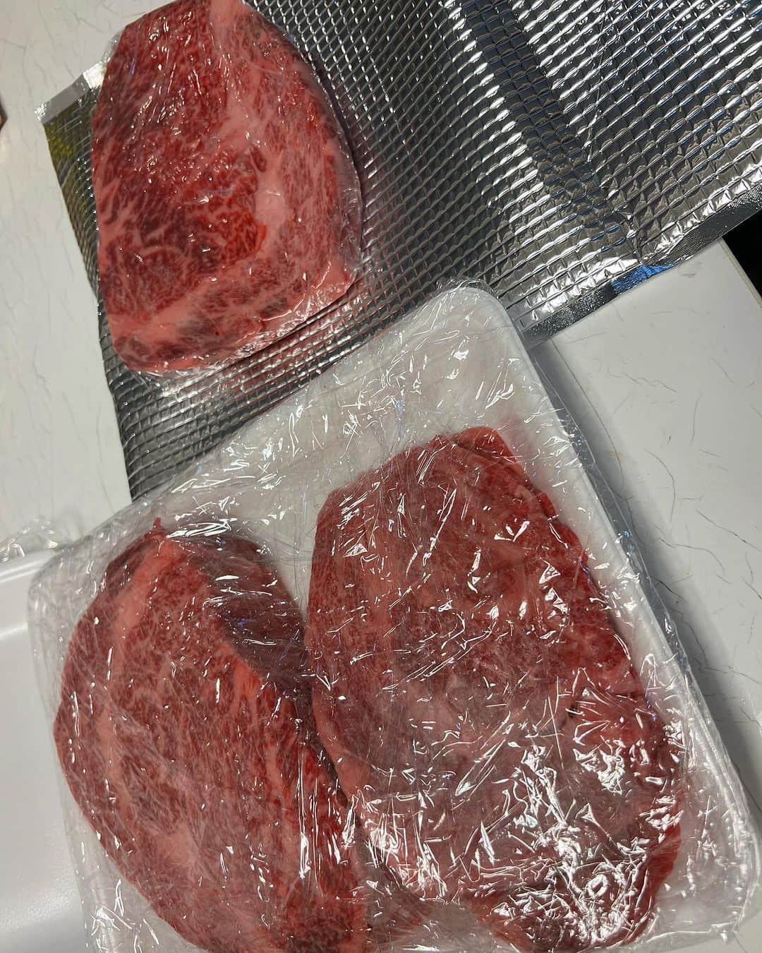 小堀裕之さんのインスタグラム写真 - (小堀裕之Instagram)「ぽかぽか　でいただいた肉 明日　家族でいただきます #ぽかぽか  #2丁拳銃 #二丁拳銃☓ #へドロットン #小堀 #ヘドロパパ #ヘドロ一家  #M1グランプリ #M1 #m1  #親子漫才 #漫才」11月15日 23時38分 - hedorotten