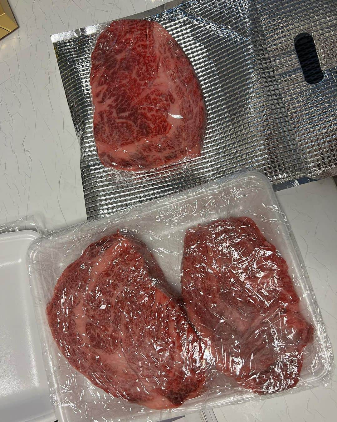 小堀裕之さんのインスタグラム写真 - (小堀裕之Instagram)「ぽかぽか　でいただいた肉 明日　家族でいただきます #ぽかぽか  #2丁拳銃 #二丁拳銃☓ #へドロットン #小堀 #ヘドロパパ #ヘドロ一家  #M1グランプリ #M1 #m1  #親子漫才 #漫才」11月15日 23時38分 - hedorotten