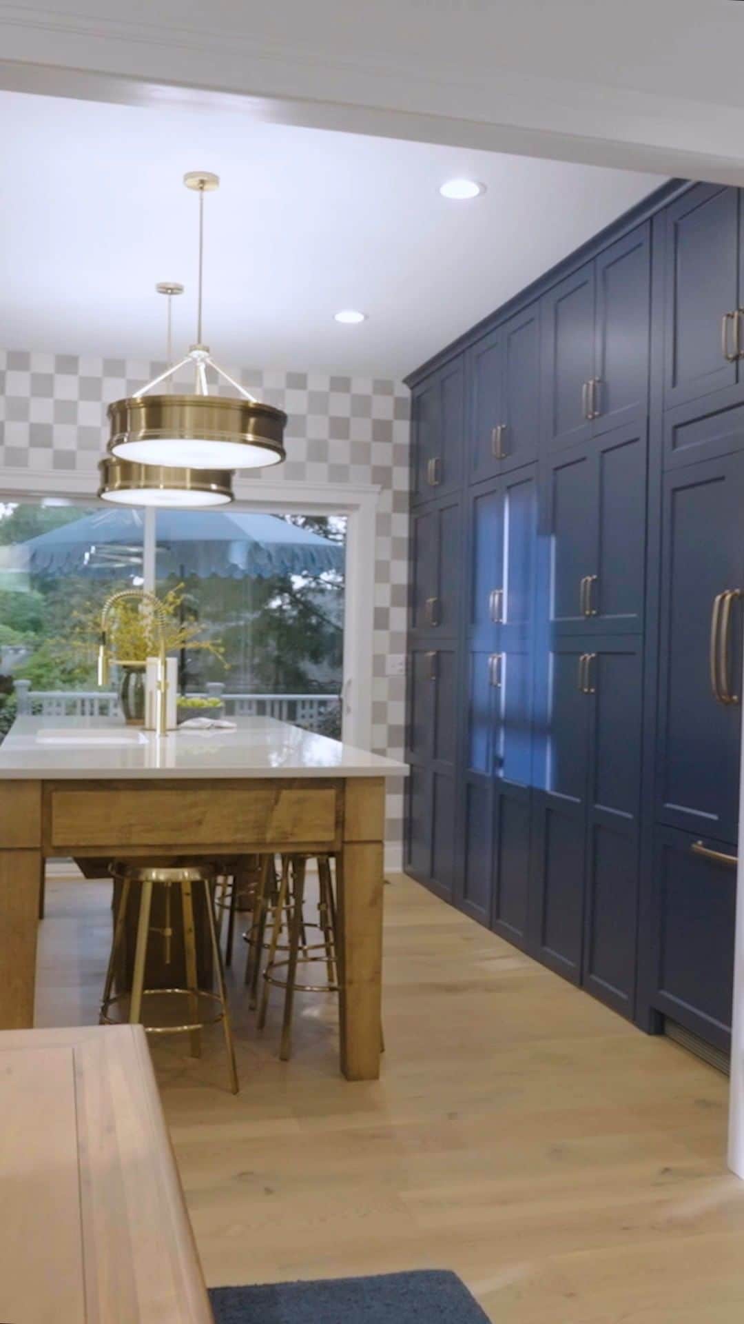 HGTVのインスタグラム：「Can you find the hidden door? 😏 Watch @foodnetwork’s Darnell Ferguson (@superchef_23) take a grand tour of the kitchen at HGTV Urban Oasis 2023, then enter for YOUR chance to win this gorgeous craftsman home in Louisville, KY. 🔗 bio  No purchase necessary. Ends 11/21. See hg.tv/UO for rules.  #HGTVUrbanOasis」