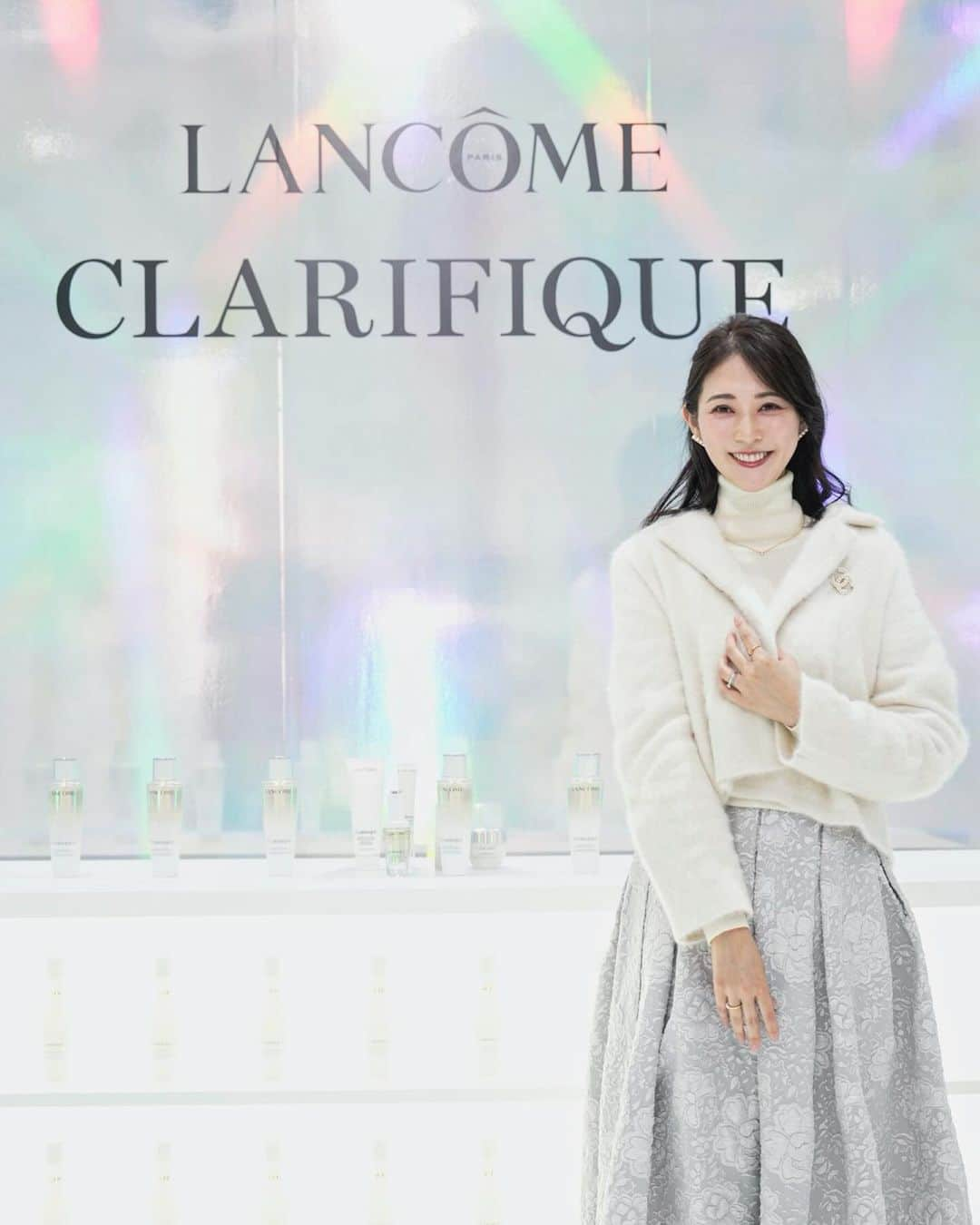 Sayuri（岸岡小百合）のインスタグラム：「* 今日は @lancomeofficial の新製品発表会に🕊️  数多くのベストコスメを受賞した名品 化粧水「クラリフィック」が従来のクラリフィック デュアル エッセンス ローションと比べて約8倍の保湿持続力でリニューアル✨  香料を使っていないにも関わらず、 優しく品のある香りがして、従来のもの以上に 使い心地も優しくレベルアップしていました🕊️  ✅LANCOME クラリフィック デュアルエッセンス ローション EX 150mL 13,530円（税込）/250mL19,250円（税込） ※2024年3月1日発売 @lancomeofficial   ブライトニングだけでなく、しっかり保湿もできて、 角質ケアもできてしまう優れもの✨  角質除去やブライトニング効果、 保湿力を高めてくれるブナの芽エキス（整肌成分：ヨーロッパブナの芽エキス）を、 従来品より47%も多く高濃度配合！ 角質ケア成分も4種類配合していて、 毎日のケアで明るくしっとりとした肌へと 導びいてくれます。  ブナの芽、今日初めて見ました👀✨  今日一足早くお試しさせていただきましたが、 オイル配合にも関わらずベタつかず、しっとり感もup⤴︎ 使い心地抜群でした‼️ 3月の発売が楽しみです☺️  そして、大人気のリキッドファンデーション 「タンイドルウルトラウェアリキッド」も 2月9日にリニューアルします♪ ファンデーションの使い心地はまた今度♡  今日も @dresslaveofficial のカシミアフォックスジャケットが大活躍でした♡  #PR #クラリフィック #満たされ透明肌 #lancomeskincare #クラリフィックデュアルエッセンスローションEX #ランコム  #スキンケア　#化粧水 #lancome @andon_jionestore #ドレスレイヴ」