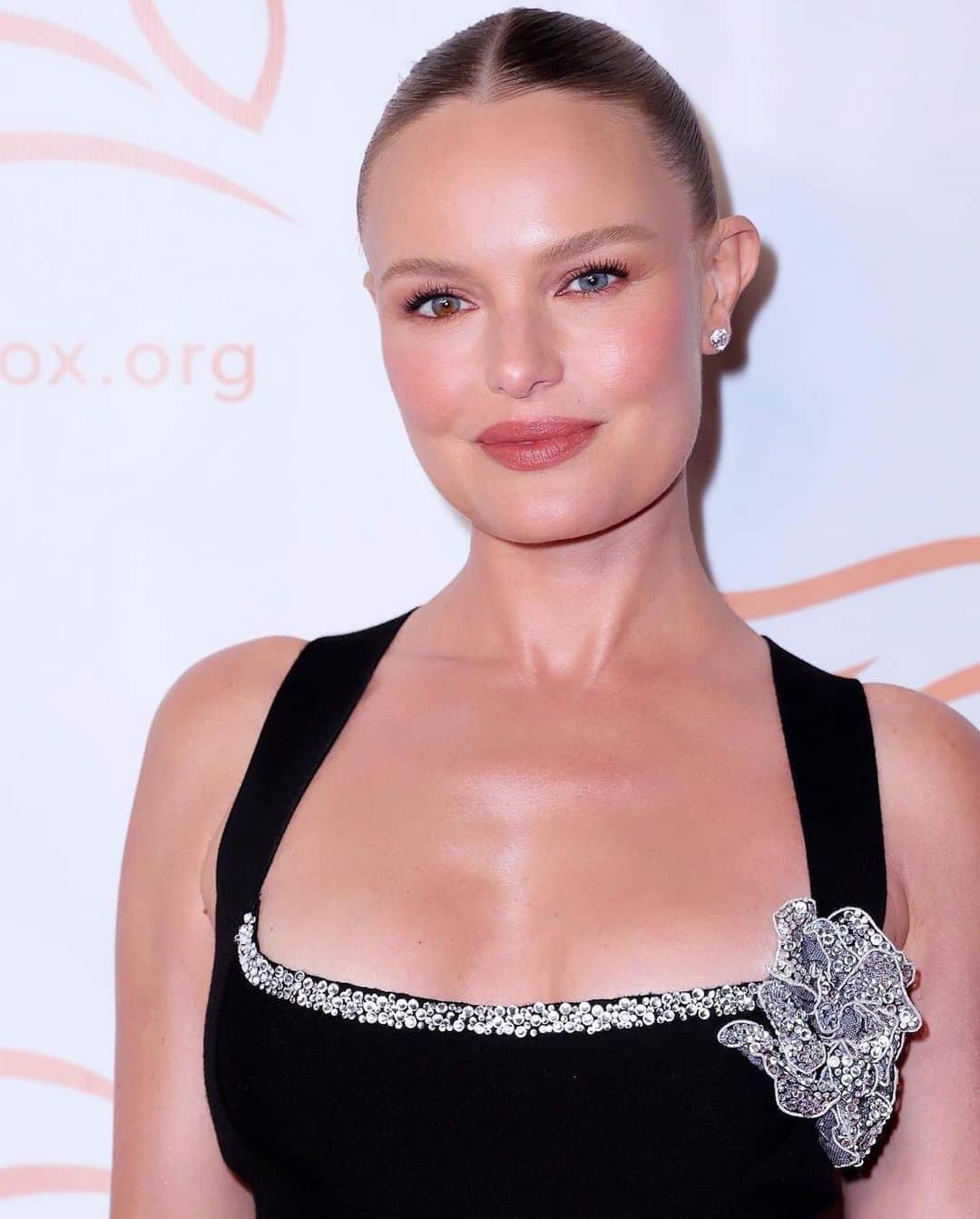 ケイト・ボスワースのインスタグラム：「Stepping out in NYC in support of The Michael J. Fox Foundation 🖤  Thank you @hungvanngo @harryjoshhair  @samanthamcmillen_stylist  @lexrobins @slimecityangels @neffnyc  @jaydenhopham @dawsonhiegert  📸 @michaelloccisano @gettyimages」