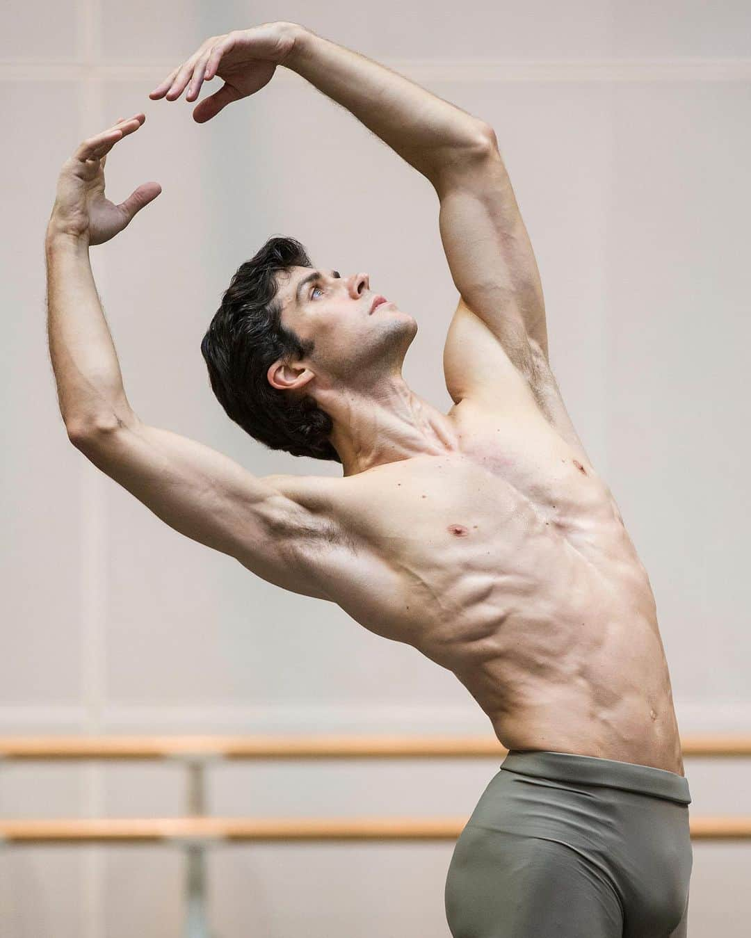 ロベルト・ボッレさんのインスタグラム写真 - (ロベルト・ボッレInstagram)「Nessuno ha sognato la danza senza sognare anche lui🩰  @robertobolle sarà ospite sul palco del Vanity Fair Stories in dialogo con @cristianacapotondi  🔗Al link in bio per iscriversi al panel e per tenersi aggiornati sugli ospiti dell’evento, che si terrà il 25 e il 26 novembre al Teatro Lirico Giorgio Gaber di Milano  #VanityFairStories #20dicambiamento」11月15日 23時43分 - robertobolle